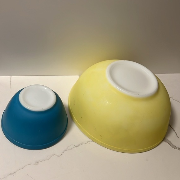 Set of 2 Pyrex Primary Bowls in Yellow 4L and Blue .75L - Picture 4 of 5